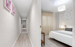 A bed or beds in a room at Apartamento Turquesa, 50m to Playa del Cura, Torrevieja