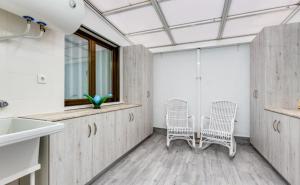A kitchen or kitchenette at Apartamento Turquesa, 50m to Playa del Cura, Torrevieja