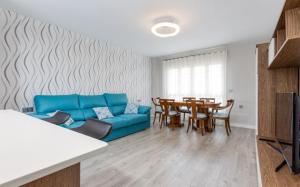 A seating area at Apartamento Turquesa, 50m to Playa del Cura, Torrevieja