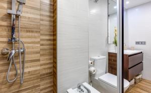 A bathroom at Apartamento Turquesa, 50m to Playa del Cura, Torrevieja Még 23 kép