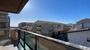 een balkon met uitzicht op een stad met gebouwen bij Pleno Beach-side apartment Furadouro in Furadouro