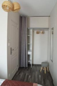 Posteľ alebo postele v izbe v ubytovaní Gîte La Dortière s'Amuse, magnifique maison de maître 12min du Puy du Fo