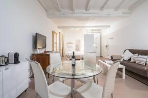 a living room with a glass table and chairs at Casa Bacìomari in Bologna