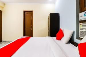 Postel nebo postele na pokoji v ubytování Hotel O Maurya Residency