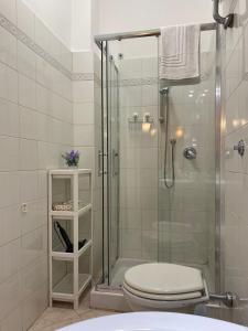 ローマにあるCasa Vacanze Marziaのバスルーム(トイレ、ガラス張りのシャワー付)