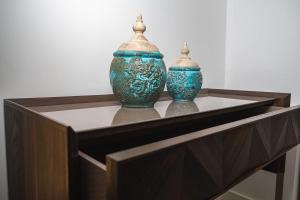 dos jarrones sobre una mesa de madera en ONLY ONE Suites & Residences, en Antalya