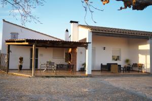 a house with a deck with a table and chairs at Caseta Montanyana in Deltebre