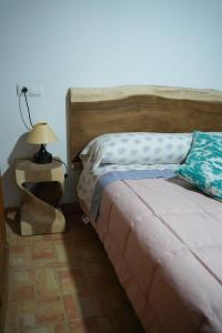 a bedroom with a bed and a table with a lamp at Caseta Montanyana in Deltebre