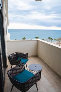 einen Balkon mit Stühlen und Meerblick in der Unterkunft ONLY ONE Suites & Residences in Antalya