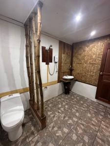 uma casa de banho com um WC e um lavatório em Koh Mook Mountain view em Ko Mook