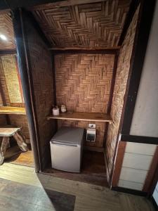 uma pequena casa de banho com WC numa casa em Koh Mook Mountain view em Ko Mook