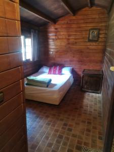 ein kleines Zimmer mit einem Bett in einer Holzhütte in der Unterkunft Auberge Ramz's in Beni Mellal