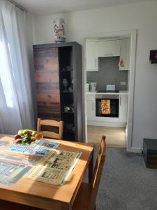 Un comedor con una mesa y una cocina. en Nice, en Torquay 11 fotos más