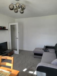 una sala de estar con un sofá y una mesa en Nice, en Torquay