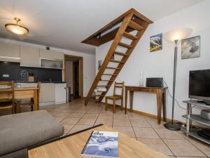 Televízia a/alebo spoločenská miestnosť v ubytovaní Charmant duplex au cœur de Chamonix avec terrasse, wifi et parking - FR-1-343-183