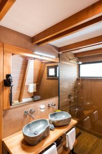 a bathroom with two sinks and a shower at Aruna Bran in Bran