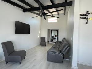 ein Wohnzimmer mit einer Couch und zwei Sesseln in der Unterkunft Ocean View, Private, Quiet in Chapultepec