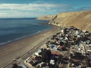 an aerial view of a beach next to the ocean at Acogedor departamento monoambiente a metros de la playa in Rada Tilly