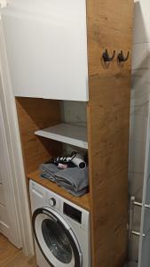 una lavatrice e asciugatrice in una piccola stanza di Underground Apartament a Łomża