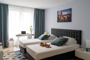 een hotelkamer met 2 bedden en een tafel bij Happy House Apartamenty in Krakau
