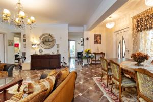 a living room with a table and chairs at El-Ni-Noe in Chorafakia