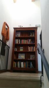 uma estante cheia de livros ao lado de uma escada em Appartamento Matteo e Daniela em San Leo