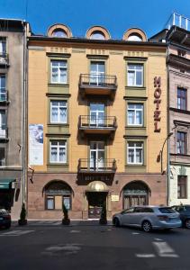 budynek z zaparkowanym przed nim samochodem w obiekcie Hotel Kazimierz w Krakowie