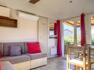 salon z kanapą z czerwonymi i fioletowymi poduszkami w obiekcie Le Moorea Mobilhome Camping le Montourey 4 étoiles w Fréjus