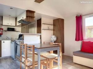 kuchnia ze stołem i krzesłami w pokoju w obiekcie Le Moorea Mobilhome Camping le Montourey 4 étoiles w Fréjus +5 zdjęć