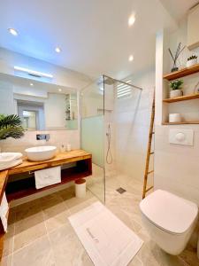 La salle de bains est pourvue d'une douche, de toilettes et d'un lavabo. dans l'établissement Curaçao 13 studio vue mer proche plage dans Complexe type Village Vacances, à Sainte-Luce