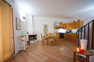 una cucina e una sala da pranzo con tavolo e sedie di Santa Caterina a Brindisi