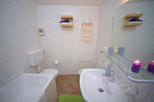 bagno bianco con lavandino e servizi igienici di Santa Caterina a Brindisi