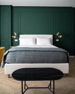 A bed or beds in a room at Salotto Room Boutique Pescara
