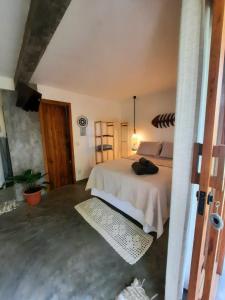 ein Schlafzimmer mit einem großen Bett in einem Zimmer in der Unterkunft Estudio Lirios seu cantinho ecológico na natureza in Marau