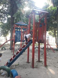 un niño en un tobogán en un parque infantil en Rincon de ensueño, en Santa Cruz de la Sierra