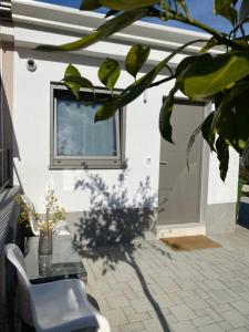 um pátio com uma janela, uma mesa e uma cadeira em Prestige studio apartment em Rovinj
