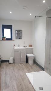 een witte badkamer met een toilet en een wastafel bij Appleton House in Thornbury