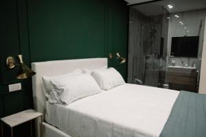 A bed or beds in a room at Salotto Room Boutique Pescara