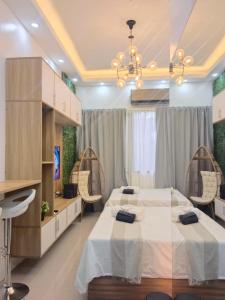 マニラにあるResort Style Condo Walkable to Mall of Asiaの病室にはベッド2台と鏡が備わります。