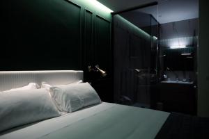 A bed or beds in a room at Salotto Room Boutique Pescara