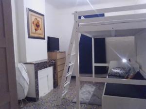 - une chambre avec des lits superposés et une échelle dans l'établissement Marseille t2 de charme, à Marseille
