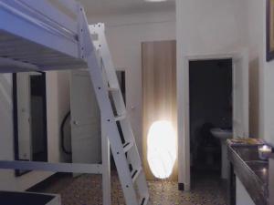 - un lit superposé avec une échelle dans une chambre dans l'établissement Marseille t2 de charme, à Marseille