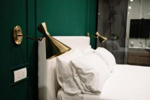A bed or beds in a room at Salotto Room Boutique Pescara