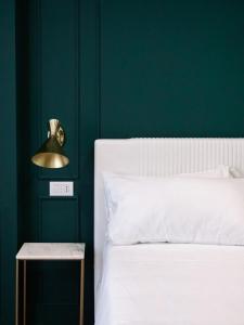 A bed or beds in a room at Salotto Room Boutique Pescara