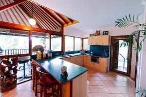 uma cozinha com armários de madeira e um balcão azul em Riveresque em Margaret River