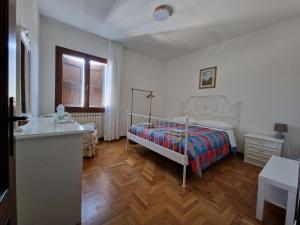 1 dormitorio con cama, escritorio y ventana en I Bócci, en Castel dʼAiano