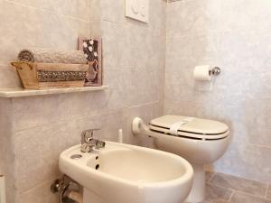 bagno bianco con servizi igienici e lavandino di Voce Del Mare - sea view- Alghero Airport ad Alghero