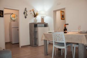 eine Küche und ein Esszimmer mit einem Tisch und Stühlen in der Unterkunft Casa Morrone Residence in Corato