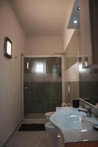 ein Bad mit einer Dusche, einem Waschbecken und einem WC in der Unterkunft Casa Morrone Residence in Corato
