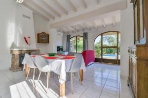 een keuken en eetkamer met een tafel en stoelen bij Villas Guzman - Beniali in Moraira